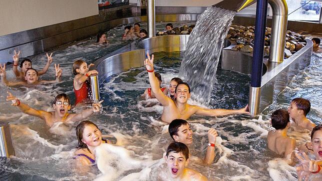 Ein Bild aus Vor-Corona-Zeiten: Zwar öffnet das Aquari am 18. Juni wieder. Doch für die Badegäste wird es so ein volles Becken wie auf ...