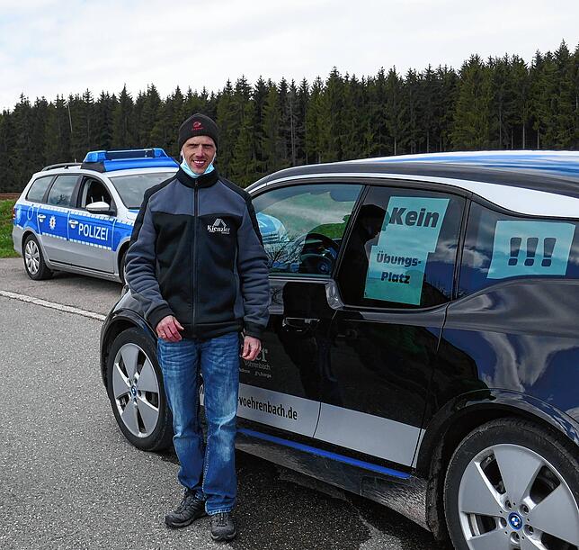 Benjamin Kienzler führte mit seinem Elektroauto den Protestkonvoi an.