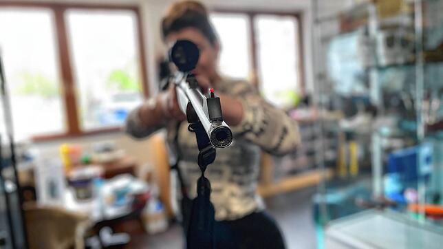 Monika Matyja ist Büchsenmacherin mit eigenem Laden in Mönchweiler. Für sie kann es keinen schöneren Beruf geben. Privat ist sie selbst ...