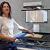 Stadtarchivarin Britta Panzer steht am Bookeye-Scanner und digitalisiert ein Gemeinderatsprotokoll aus dem 19. Jahrhundert.