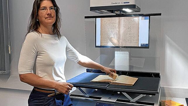 Stadtarchivarin Britta Panzer steht am Bookeye-Scanner und digitalisiert ein Gemeinderatsprotokoll aus dem 19. Jahrhundert.