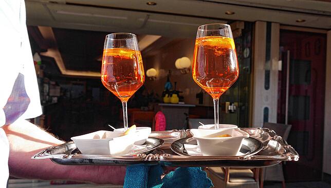 Cesare Gianotti vom Eis-Café Zampolli in Villingen serviert seinen durstigen Gästen ihren Aperol Spritz.