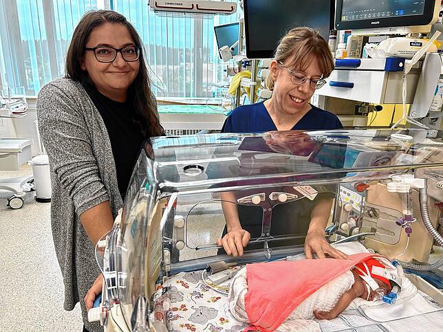 Katharina Jachmann (links) ist froh, dass ihre Tochter ihren Frühstart bisher so gut gemeistert hat. Auf dem Bild ist die kleine Luisa ...