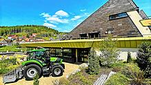 Der Traktor bei der Pflege der Grünanlagen. Bild: Christel Börsig-Kienzler