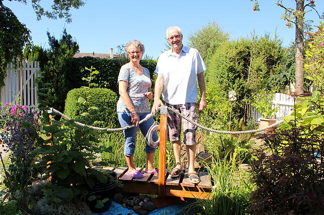 Gisela und Erwin Schmucker auf der kleinen Brücke über ihrem Teich.