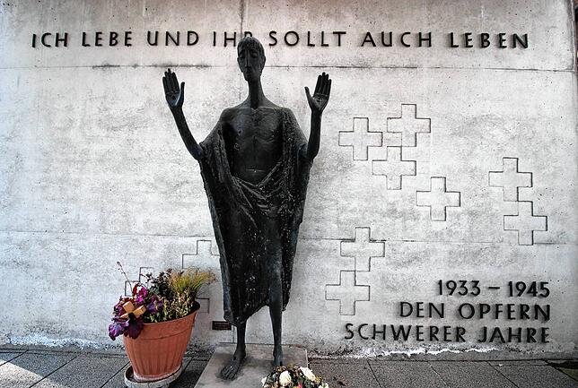 Dieses Mahnmal stammt vom Überlinger Bildhauer Werner Gürtner (1907-1991), der tief geprägt aus dem Krieg zurückkehrte und dessen ...