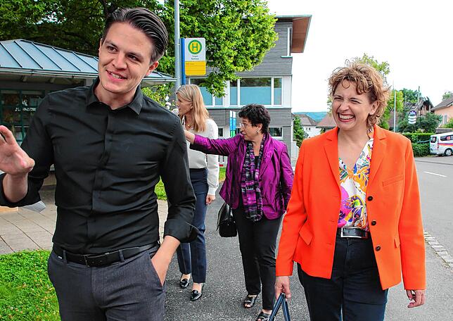 Treffpunkt Tengen: SPD-Mann Marian Schreier und die liberale Nicola Beer beim gemeinsamen Rundgang.
