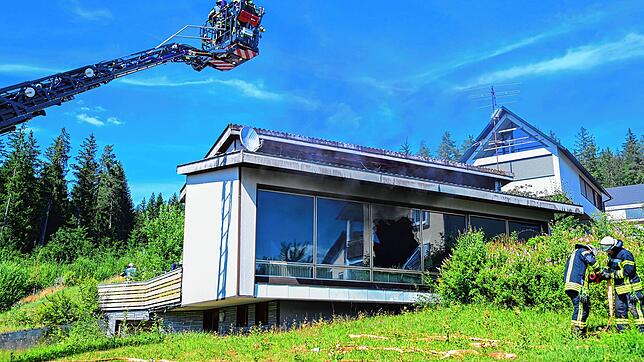 Die Feuerwehr erkundet den Brandort mit der Drehleiter.