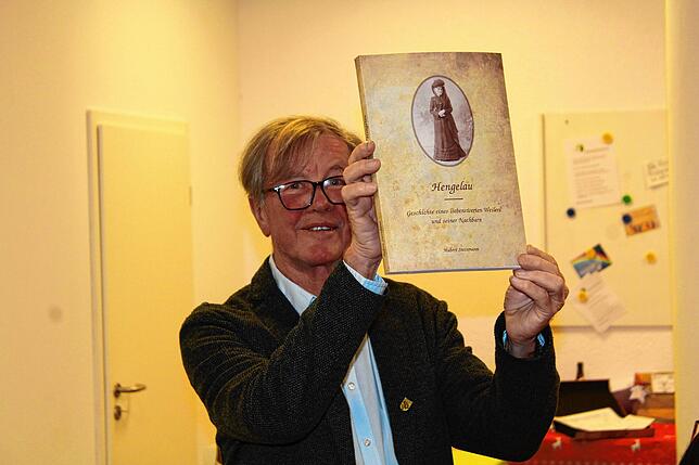 Autor Hubert Steinmann präsentiert voller Stolz das erste Exemplar seiner Hengelau-Chronik.