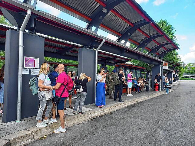 An dieser Bushaltestelle am Bahnhof Villingen fährt der SEV Richtung Triberg ab.