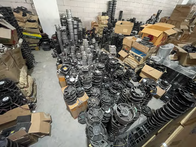 In diesem Raum der Fälscherwerkstatt stapeln sich mehr als 500 gebrauchte Ventilatoren, die als neu verkauft werden sollten