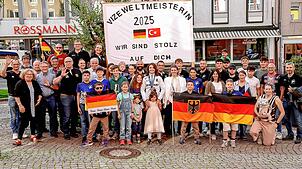 Inmitten ihrer Vereinskolleginnen und -kollegen, Stadträten und Offiziellen des Deutschen Ringerbunds strahlt Ayla Sahin als aktuelle ...