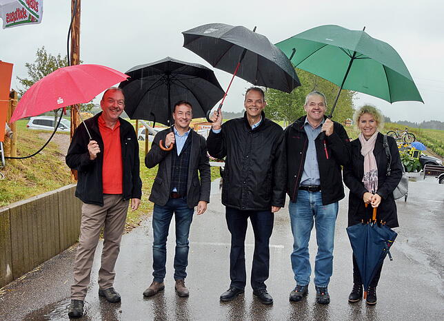 Trotz des Regens ließen sich Bernd Vogelbacher, Sebastian Stiegeler, Bürgermeister Stefan Dorfmeister, Oswald Tröndle und Petra ...