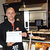So wie hier in der Bäckerei Brantner in Mönchweiler darf Dennis Mattutat seine Unterschriftslisten für das Bürgerbegehren auch in vier ...