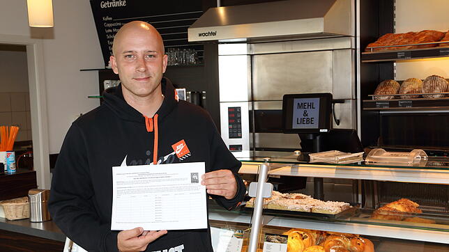 So wie hier in der Bäckerei Brantner in Mönchweiler darf Dennis Mattutat seine Unterschriftslisten für das Bürgerbegehren auch in vier ...