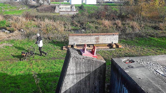 Demontiert zwecks Sanierung ist gegenwärtig die Radweg- und Fußgängerbrücke über die Schlücht zwischen Waldshut und Tiengen. Im ...