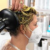 „Ein Goldsegen“, sagt Kundin Melanie Sittel über die Öffnung ihres Haarsalons. Gleich am Montag hat sie einen Termin bekommen.