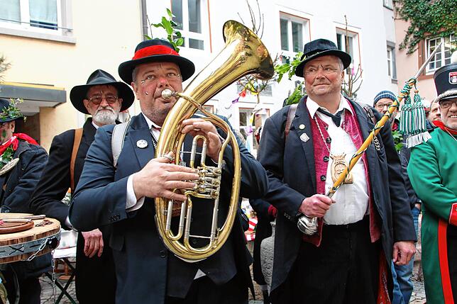 Vizezunftmeister Michael Jehle (links) drehte den Spieß um und spielte der Ranzengarde ein Ständchen am Narrenbrunnen. Zunftmeister Rolf ...