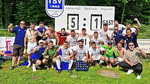 Die Mannschaft des TSV Überlingen/Ried freut sich über den 5:1-Heimsieg gegen den Tabellenführer TV Konstanz.