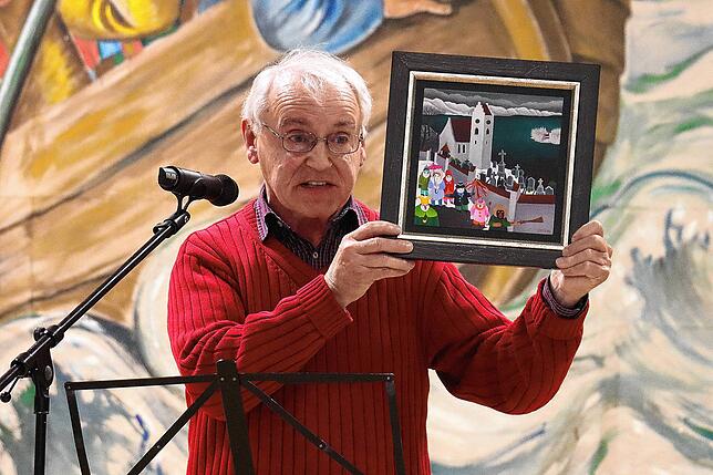 Franz Allmayer, Weggefährte Bruno Epples, zeigt sein Schicksalsbild, das er vor rund 30 Jahren von dem Maler geschenkt bekommen hat. Es ...