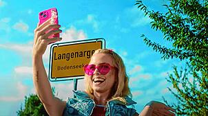 Hat sie ihr Ziel erreicht? Tschanni macht am Ortseingang von LA ein Selfie.