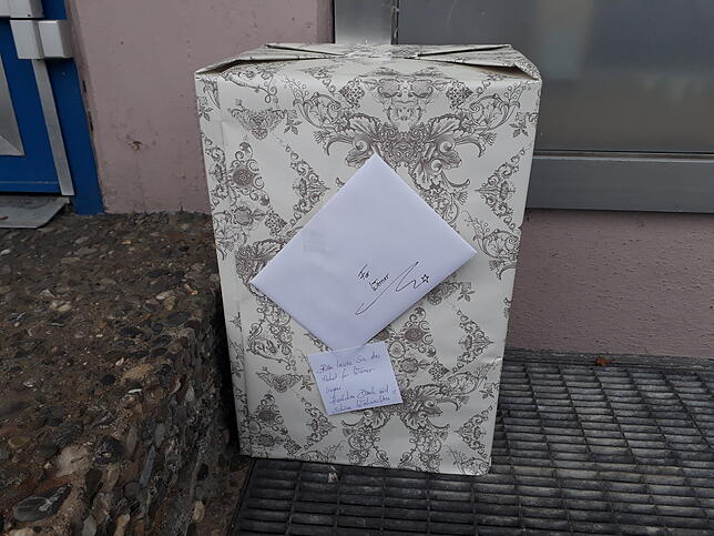 Weihnachten 2017: Ein Päckchen sowie ein Umschlag warten vor dem Dorfladen in Wallhausen auf Werner Husemann.