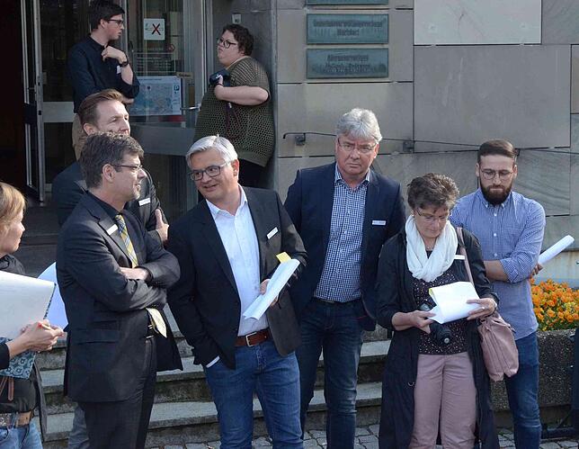Bürgermeister Georg Riedmann und ein Teil seiner Mitarbeiter empfing die Besucher am Rathauseingang. Von dort aus ging es dann in ...