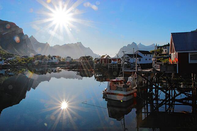 in Reine auf der Lofoten-Insel Moskenesøy. Schroffe Felsen, rote Häuschen am Wasser, so genannte Rorbus, geben dem Ort ein Gesicht.