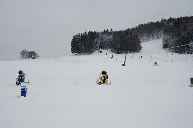 In Bernau stehen die Schneekanonen schon wieder still. Nur wenige Tage waren sie in Betrieb. Die Temperaturen sind hier noch zu hoch. ...