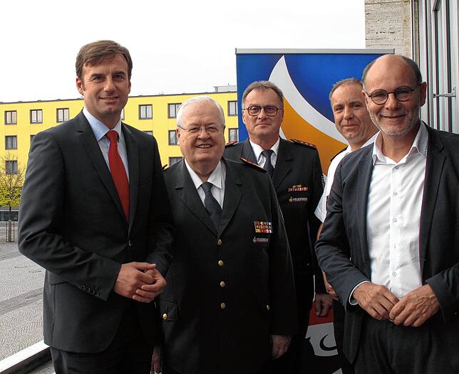 Landrat Zeno Danner, Verbandspräsident Frank Knödler, Kreisfeuerverbands-Vorsitzender Stefan Kienzler, Landesbranddirektor Thomas ...