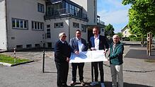 Der CDU-Bundestagsabgeordnete Felix Schreiner (Zweiter von rechts) erfährt bei seinem Besuch in Dogern von Bürgermeister Fabian Prause, ...