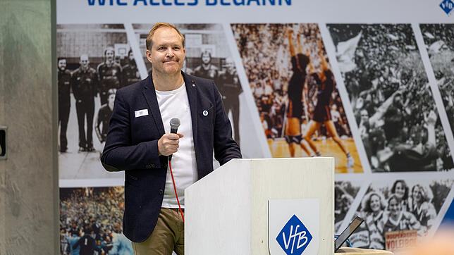 VfB-Präsident Jochen Benz, hier bei der 115-Jahr-Feier des Vereins 2024, gibt den Chefposten ab. Nun muss sich der VfB Friedrichshafen ...