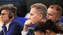 Petr Bystron (AfD, M), Mitglied des Europäischen Parlaments, hört der Rede von EU-Kommissionspräsidentin von der Leyen während der ...