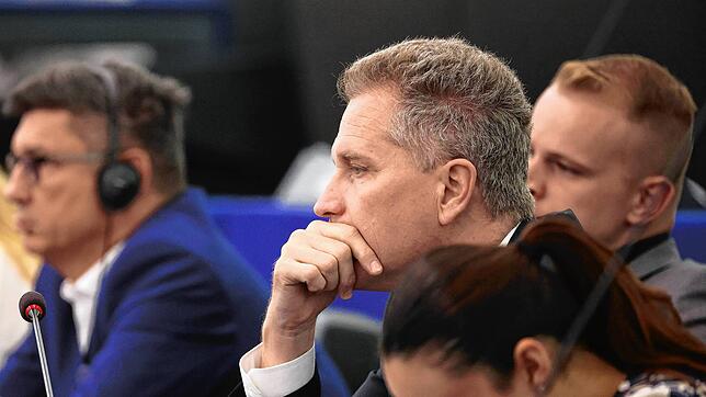 Petr Bystron (AfD, M), Mitglied des Europäischen Parlaments, hört der Rede von EU-Kommissionspräsidentin von der Leyen während der ...
