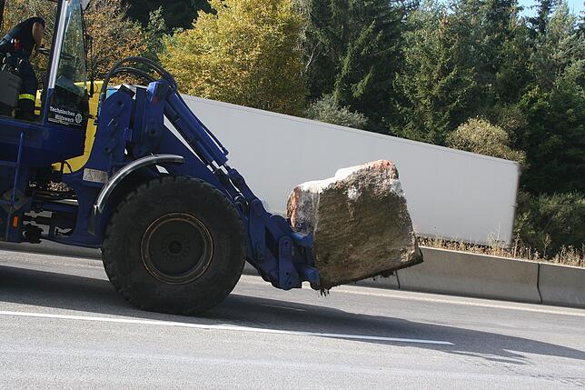 Bild 26: Bilder vom Abtransport des Felsbrockens auf der A81 nach dem Unfall nahe Trossingen