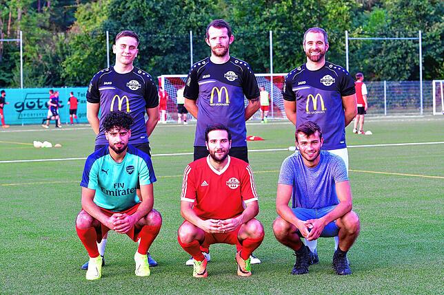 Neu im Winter und Sommer beim FC Wallbach sind (hinten, von links) Maximilian Engel und Timo Bernauer mit Trainer Thomas Scherzinger, ...
