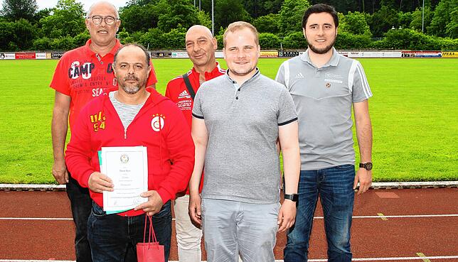 Bezirksehrung für 10 Jahre: (Von links) Dietmar Grethe (FC Wittlingen/2021), Demir Bora (SV BW Murg/2021), Stefan Gugel (VfR Bad ...
