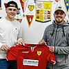 Ein Mann fürs Tor: Julian Häusel (links) wechselt vom TuS Stetten zum FSV Rheinfelden. Begrüßt wird er von FSV-Sportchef und Spieler ...