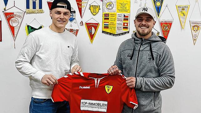 Ein Mann fürs Tor: Julian Häusel (links) wechselt vom TuS Stetten zum FSV Rheinfelden. Begrüßt wird er von FSV-Sportchef und Spieler ...