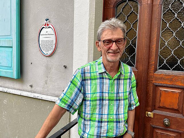 Seelsorger Konrad Sieber vor der katholischen Pfarrei in Waldshut.