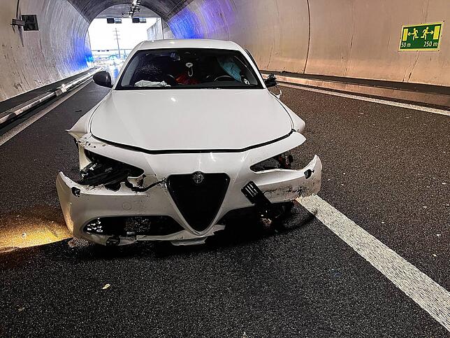 Ein 50-Jähriger kracht auf der A3 bei Lupfig gegen die Tunnelwand und blieb mitten auf der Fahrbahn stehen.