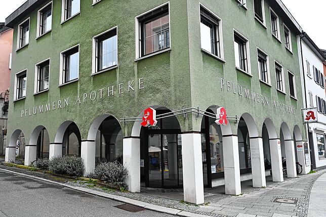 Die Idee, in die leer stehende Pflummern-Apotheke zu ziehen, wurde schnell wieder verworfen. Umzug und Einrichtungskosten wären zu hoch, ...