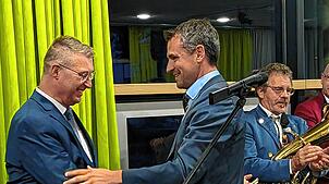 Joachim Burger (links) wurde mit über 95 Prozent der Stimmen für eine zweite Amtszeit als Stühlinger Bürgermeister gewählt. Hier ...
