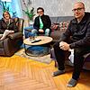 &bdquo;Wir wohnen doch in keinen Abrisshäusern&ldquo;: Gabi Loth, Andreas Gramlich und Lars Scheider (von links) können nicht verstehen, ...