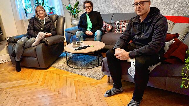 &bdquo;Wir wohnen doch in keinen Abrisshäusern&ldquo;: Gabi Loth, Andreas Gramlich und Lars Scheider (von links) können nicht verstehen, ...