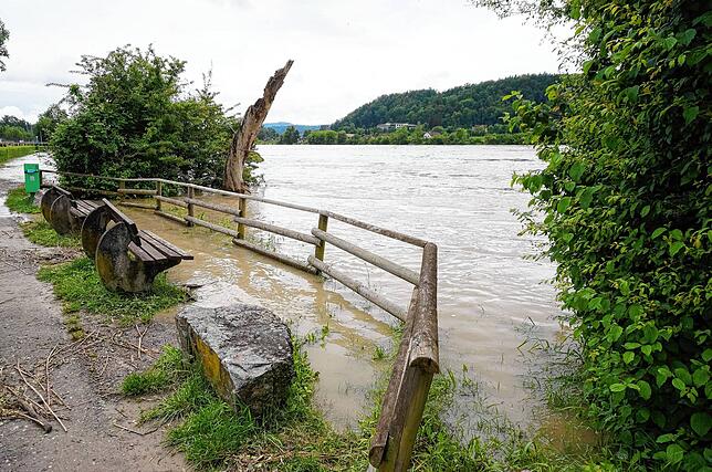 Aus guten Gründen bleiben am Samstag diese Bänke nahe Waldshuter Campingplatz verwaist.