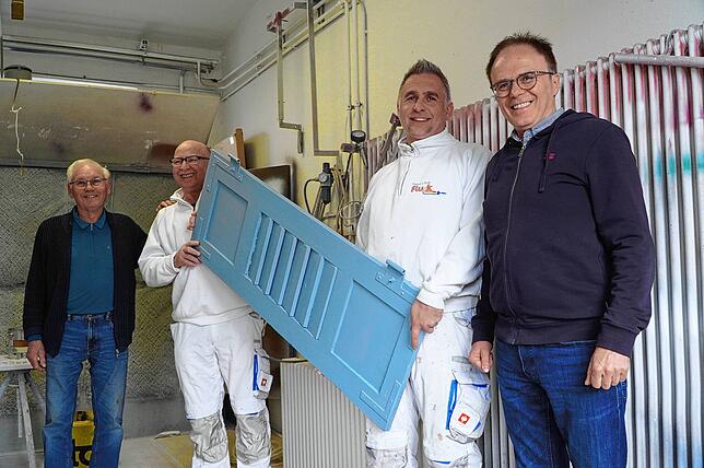 Geschäftsinhaber Markus Fluck (rechts) und Seniorchef Friedrich Fluck (von links) sind stolz auf ihre treuen Mitarbeiter Alfred Nutz und ...