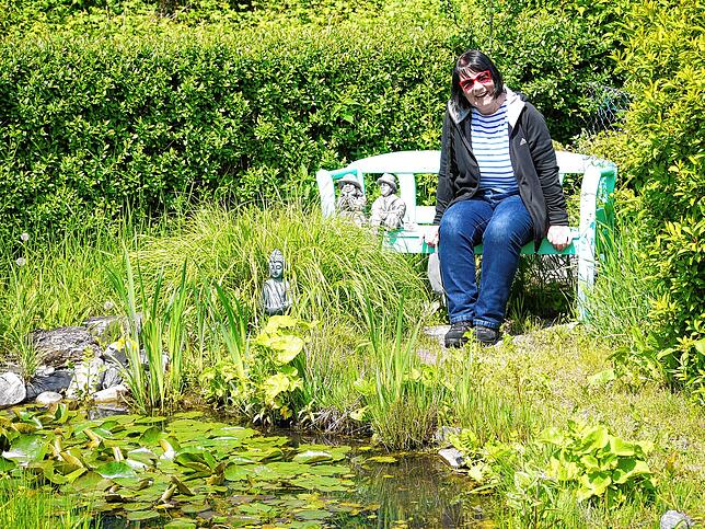Iris Pfeil nimmt zum ersten Mal wieder auf der Gartenbank Platz.