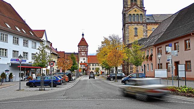 Das eigentliche Ziel, eine Verkehrsberuhigung auf der Zähringer Straße zu schaffen, ist am Rechts-vor-Links gescheitert. Denn Tempo 30 ...