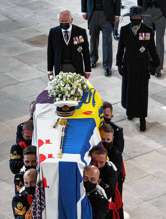Prinz Charles, Prinz von Wales, und die britische Prinzessin Anne folgen dem Sarg als dieser in die St.-Georges-Kapelle getragen wird.